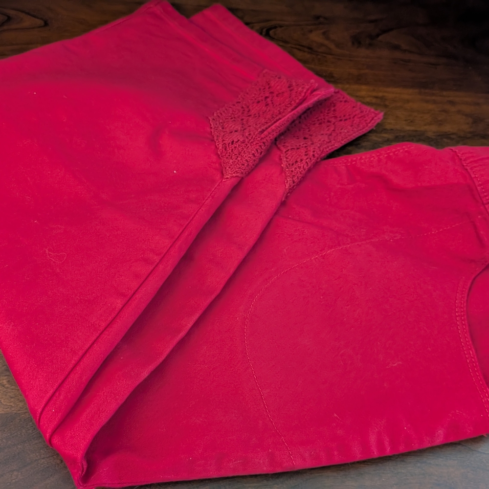 Like New! Vibrant Red Women's Capris W/ Side Slit Detail.  Size 8